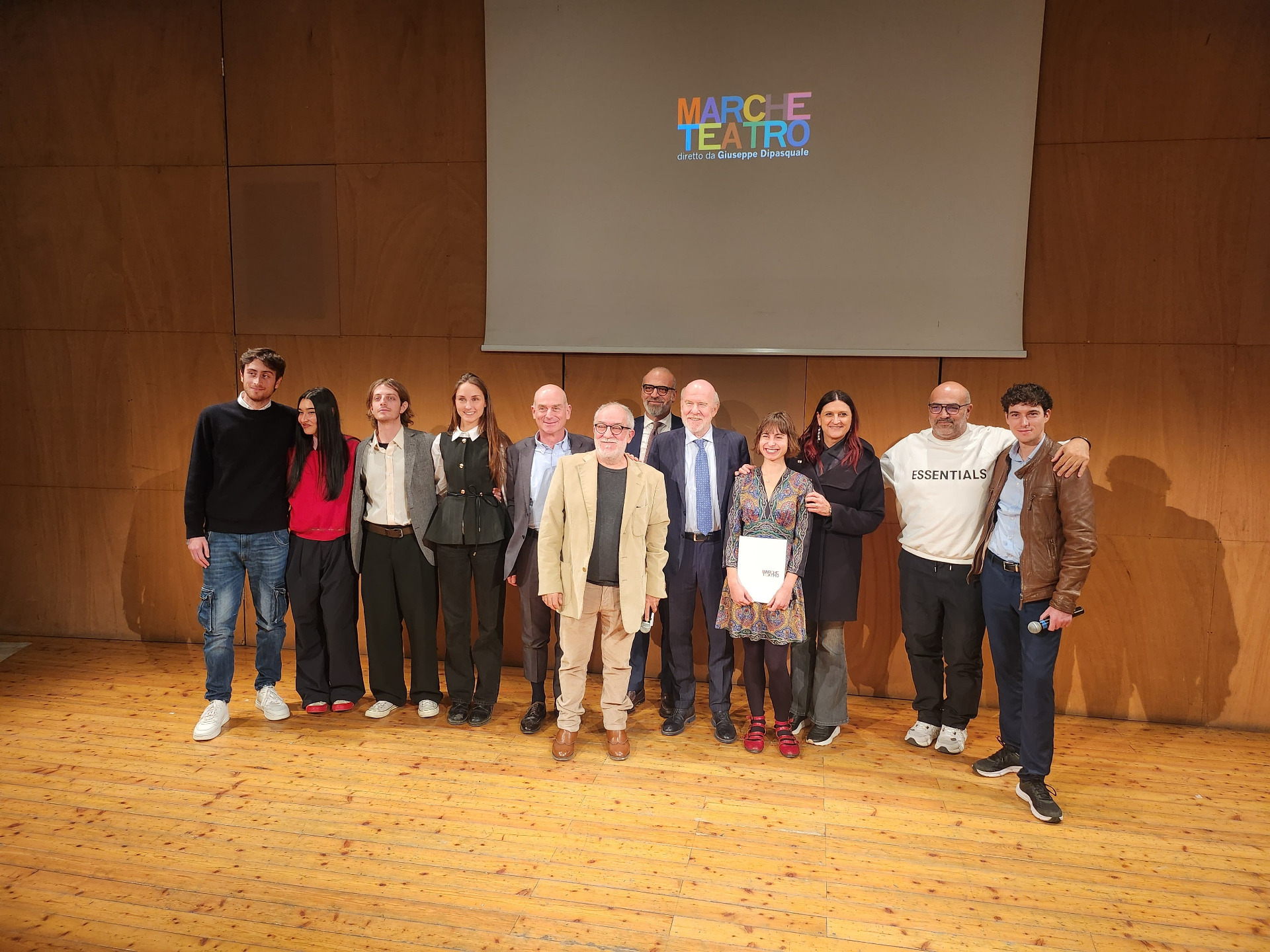 UNA PARTE DELLA COMPAGINA GIOVANI DEI MARCHE TEATRO con il direttore di Marche Teatro Giuseppe Dipasquale il direttore di Amat Gilberto Santini il presidente di VivaServizi Andrea Dotti l'assessore alla cultura Marta Paraventi