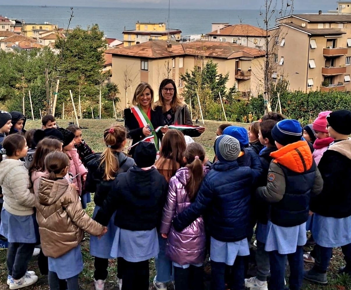 L'inaugurazione del bosco con sindaco ed assessore