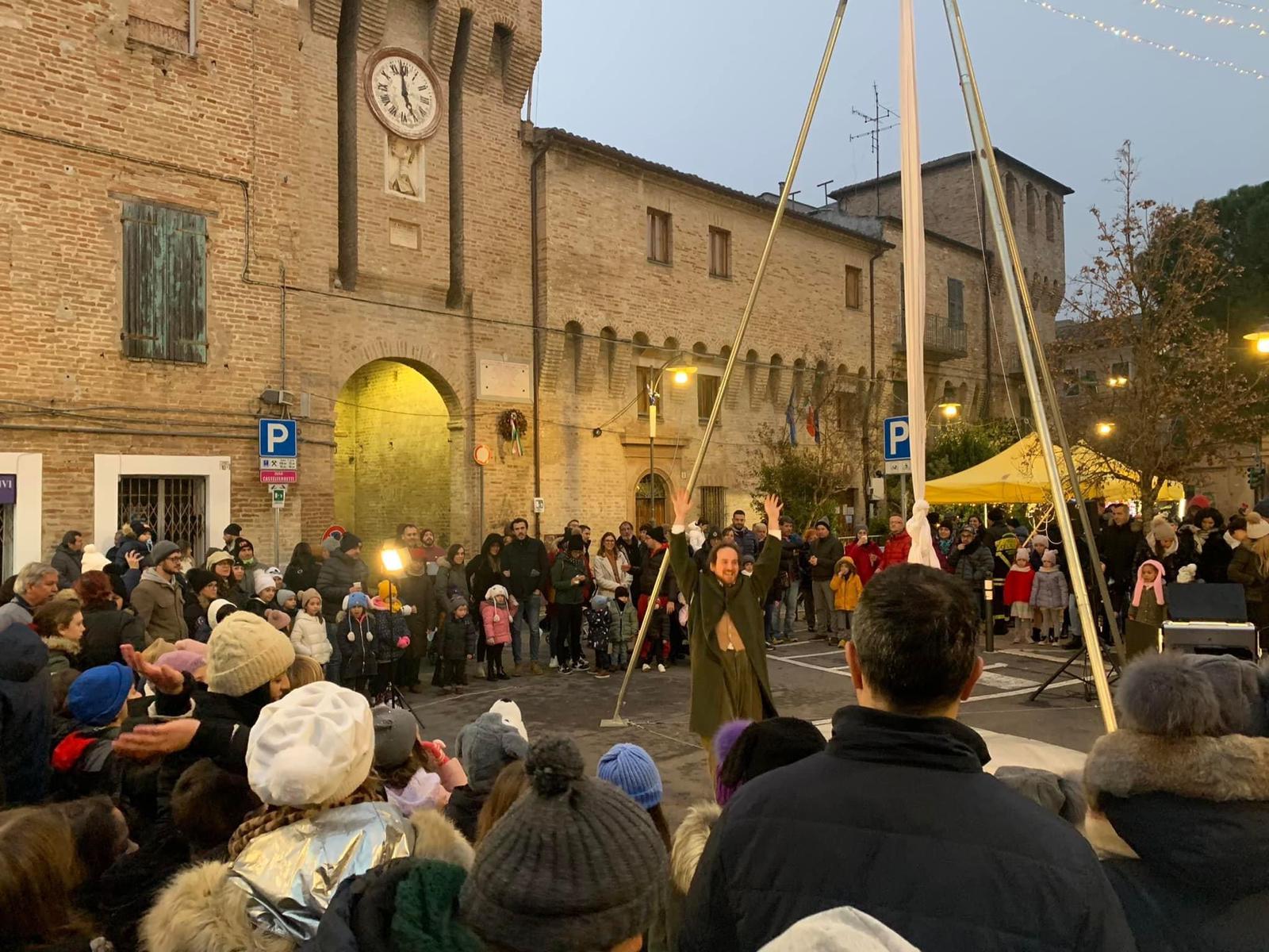 Nella foto la Befana in piazza della Libertà, a Castelferretti, nel 2023