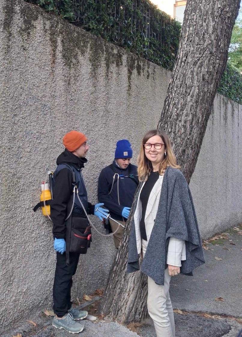 l’assessore Penna durante il trattamento fitosanitario