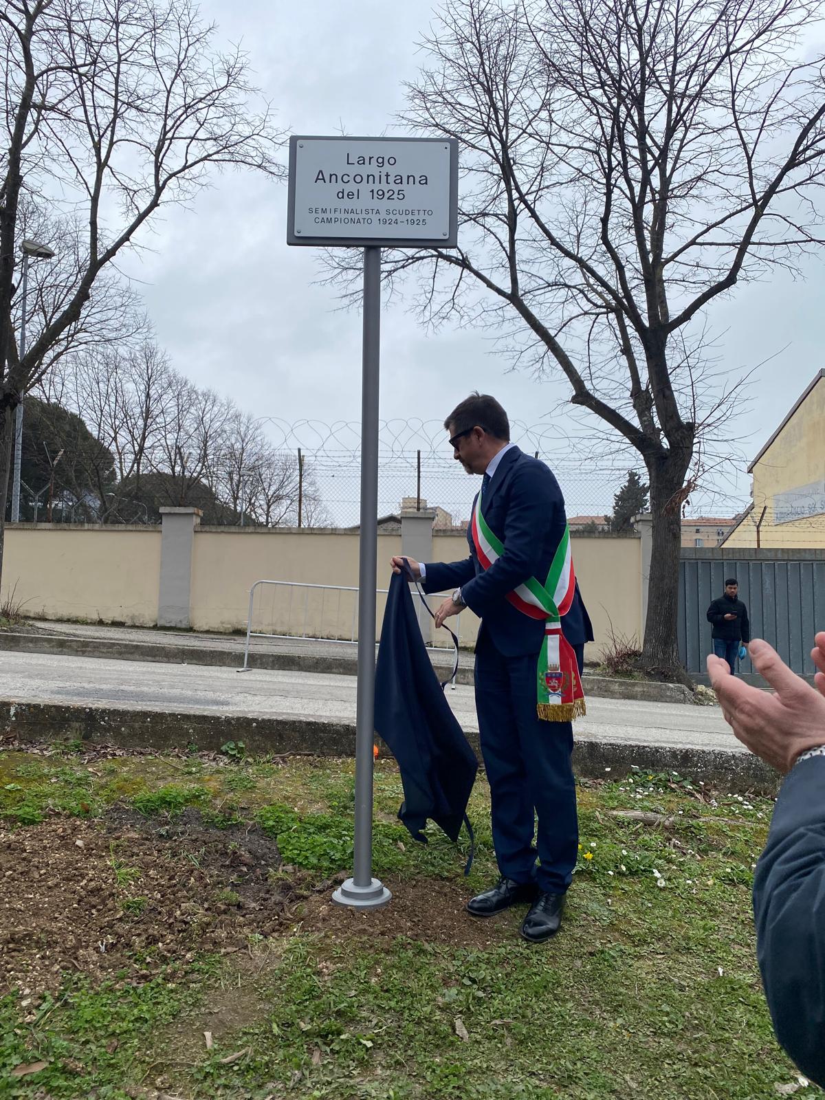 Il sindaco di Ancona, Silvetti, scopre la targa