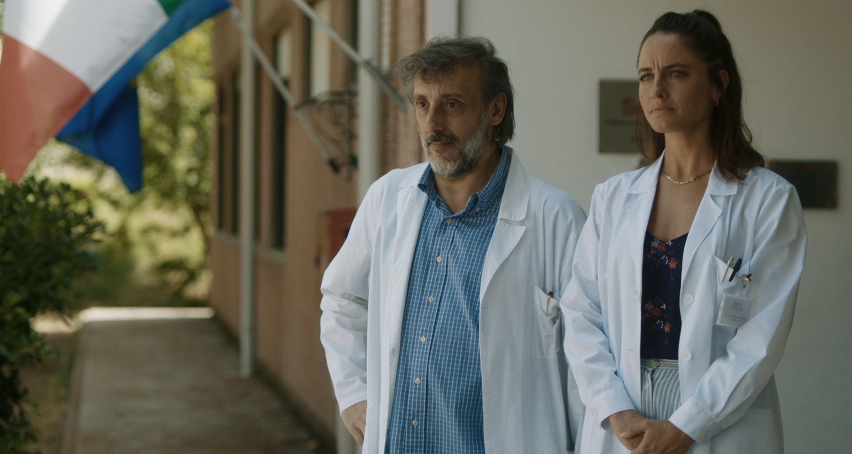 Massimo Ceccherini e Matilde Gioli nella scuola di Potenza Picena