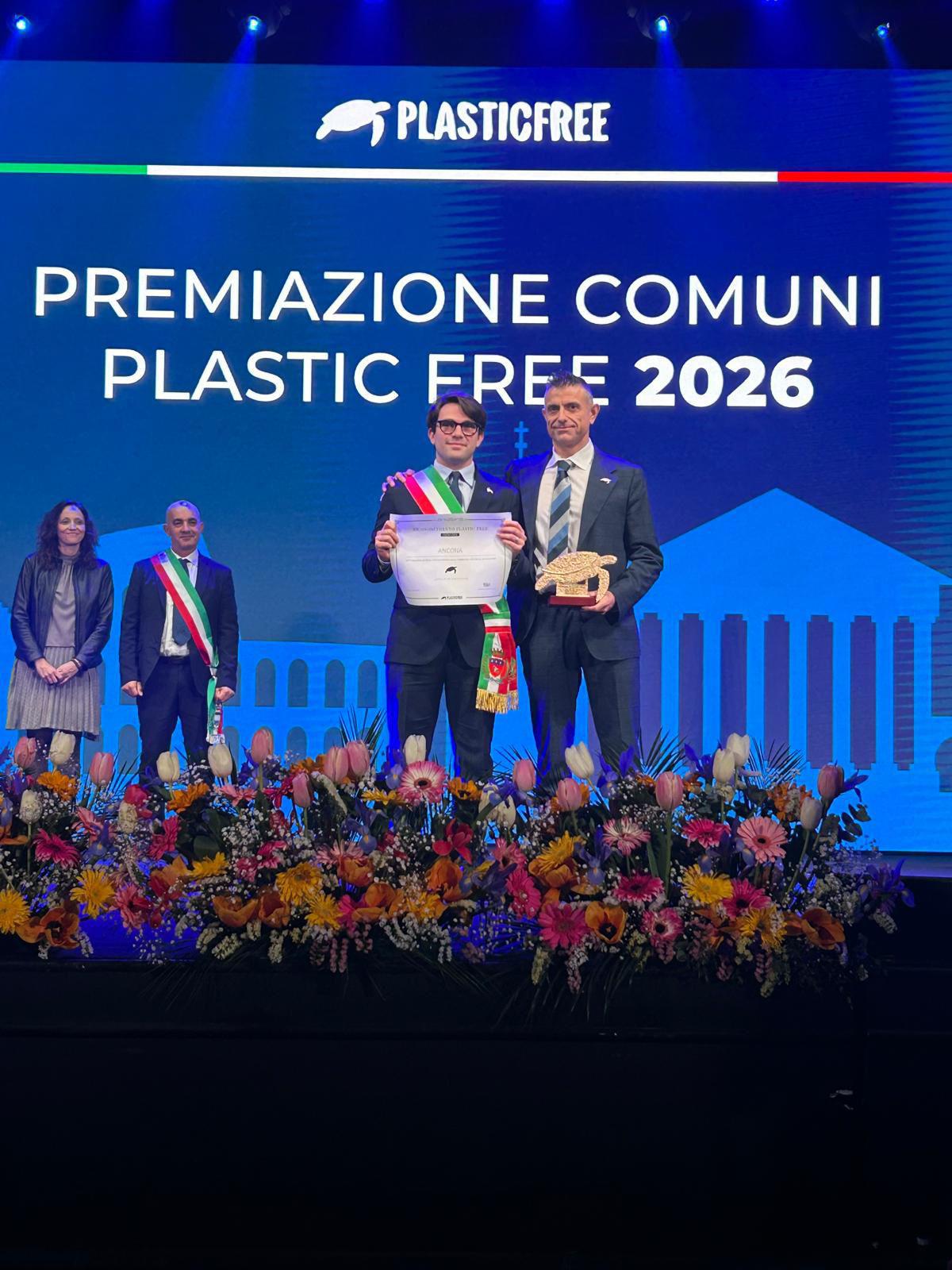 La premiazione dell’assessore alle Politiche giovanili, università e volontariato Marco Battino