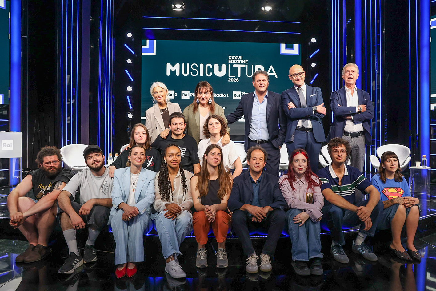 Gli 8 vincitori con Ezio Nannipieri, Giancarlo Giulianelli, Carolina Di Domenico e direttori Rai  