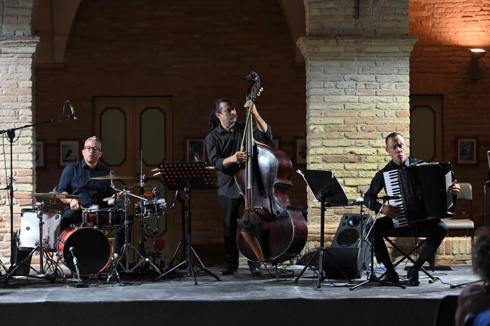 Cadena Trio