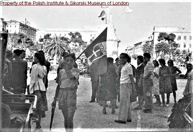 14 Luglio 1944, piazza Cavour, La 'liberazione' con l'attesa per l'arrivo dei polacchi "Lancieri dei Carpazi"