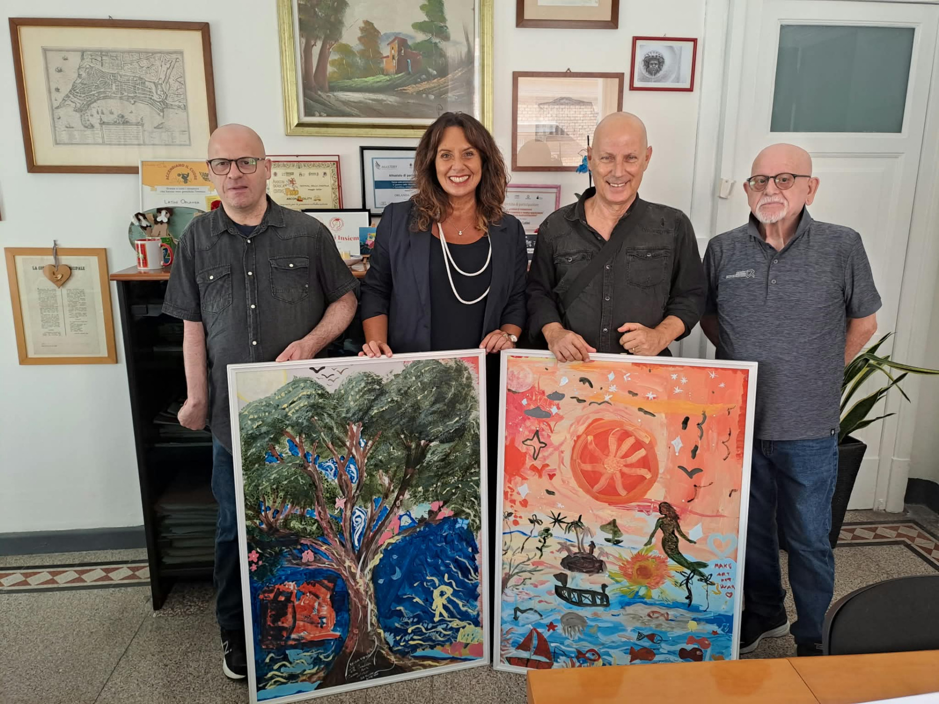 L'assessore Latini con il presidente della Kairos Eeventi Massimo Bolognini, il fondatore dell'Associazione marchigiana traumatizzati cranici Alfio Carloni con il figlio Andrea