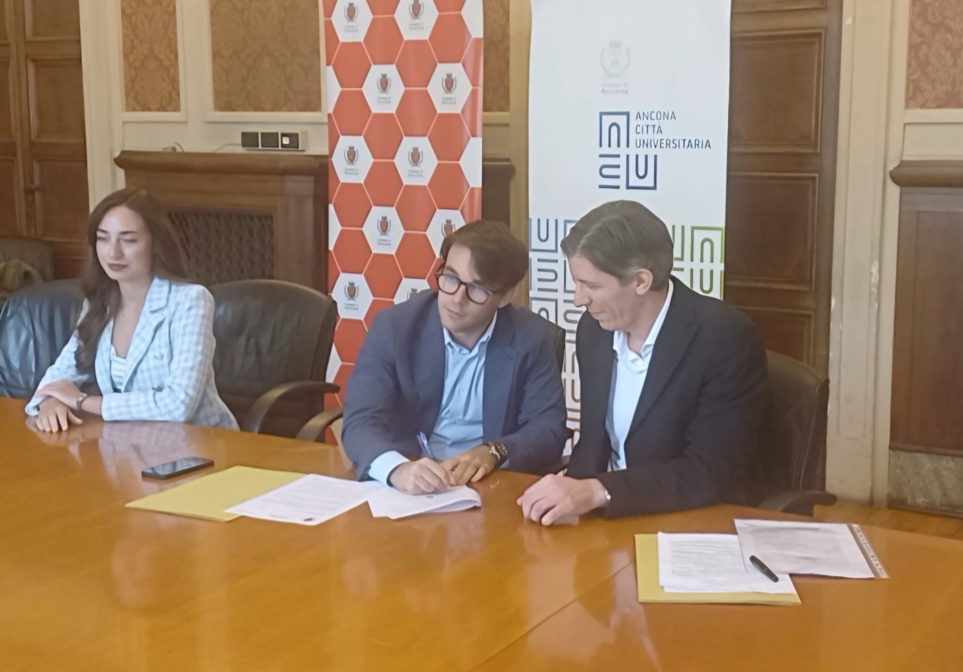 La firma del protocollo d'intesa